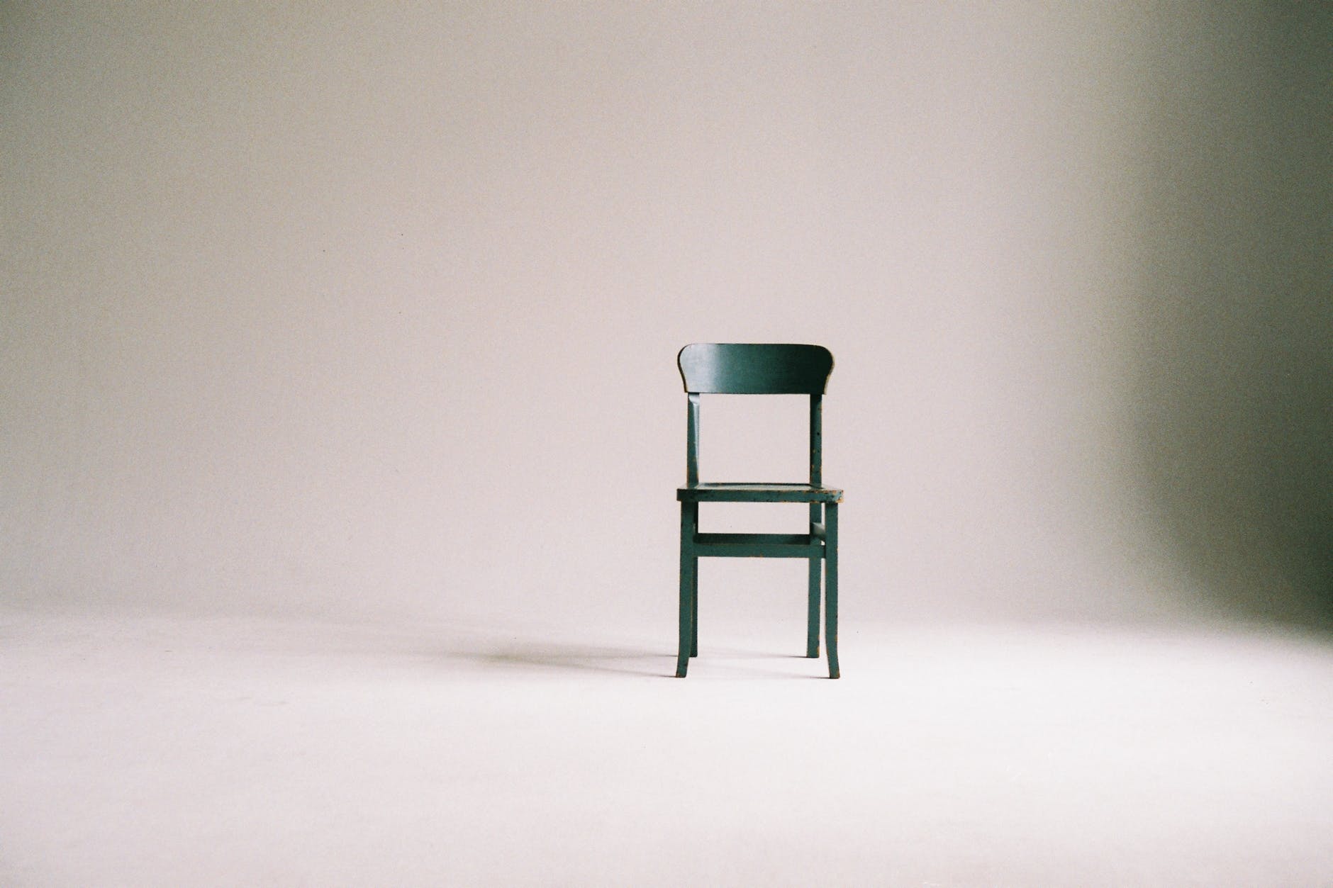 Grøn stol i hvidt lokale