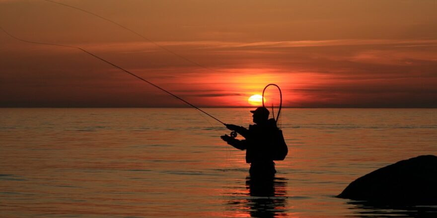 Fisker i solnedgang